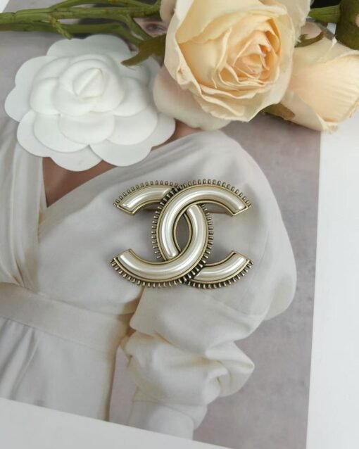 Chanel new style ancient gold double c white high-quality brooch

Set Earring Brooch - 图片 6