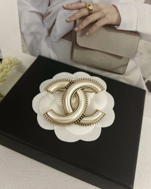 Chanel new style ancient gold double c white high-quality brooch

Set Earring Brooch - 图片 4