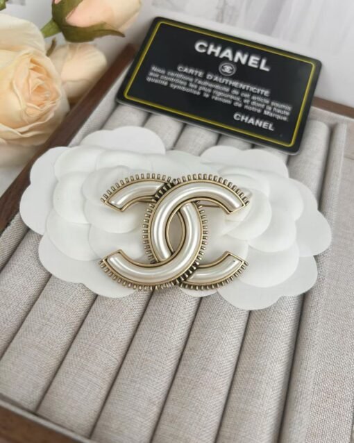 Chanel new style ancient gold double c white high-quality brooch

Set Earring Brooch - 图片 3