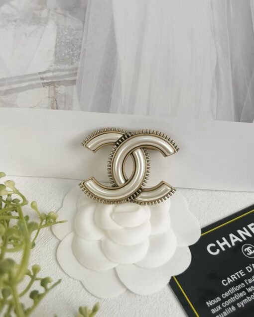 Chanel new style ancient gold double c white high-quality brooch

Set Earring Brooch - 图片 7