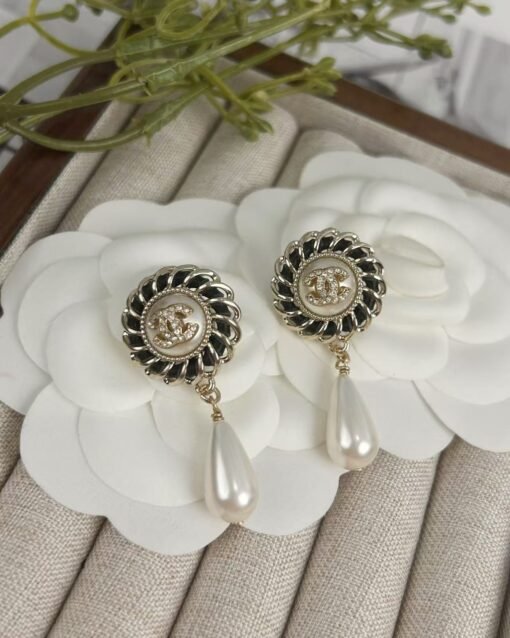 Chanel new style, European and American personality, black leather, water drop pearl earrings - 图片 4