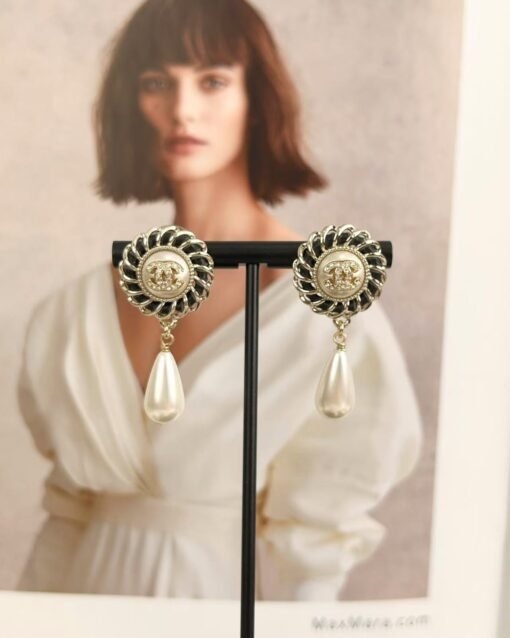 Chanel new style, European and American personality, black leather, water drop pearl earrings - 图片 5