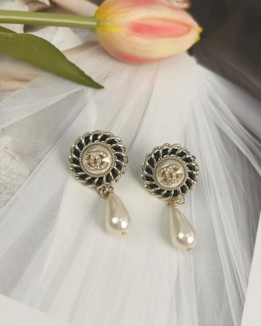 Chanel new style, European and American personality, black leather, water drop pearl earrings - 图片 7