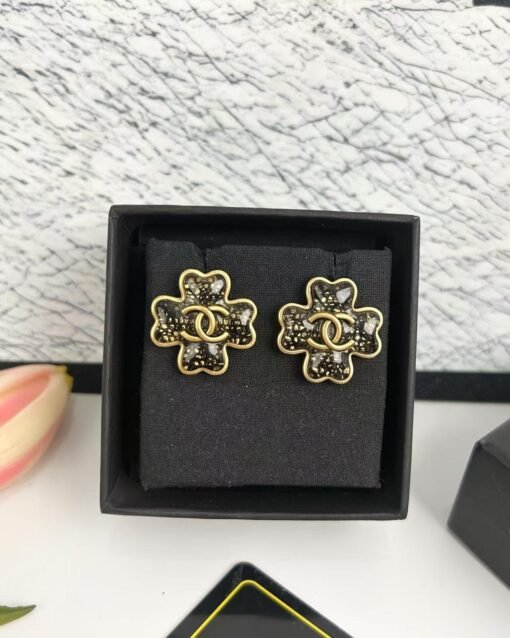 Chanel new style ancient silver ancient gold black thin flash four-leaf clover earrings
(Two colors available) - Image 3