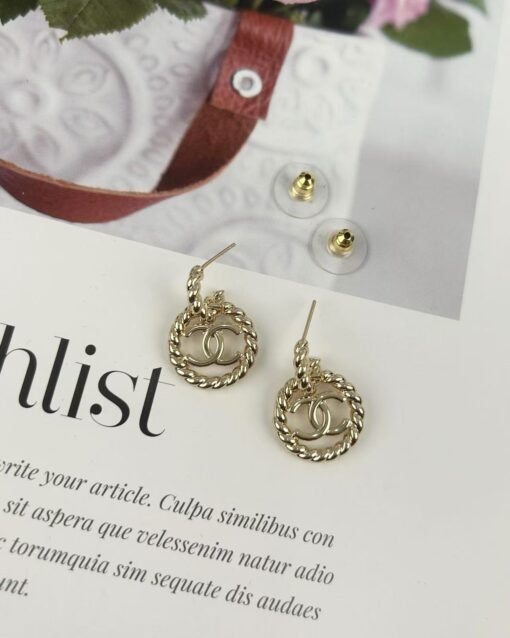 Chanel new style twisted circle ear hook style fashionable earrings
Two colors: gold and silver - 图片 5