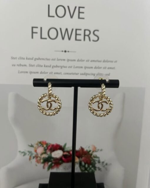 Chanel new style twisted circle ear hook style fashionable earrings
Two colors: gold and silver - 图片 3