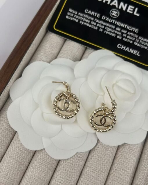 Chanel new style twisted circle ear hook style fashionable earrings
Two colors: gold and silver - 图片 9