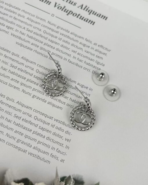 Chanel new style twisted circle ear hook style fashionable earrings
Two colors: gold and silver - 图片 6