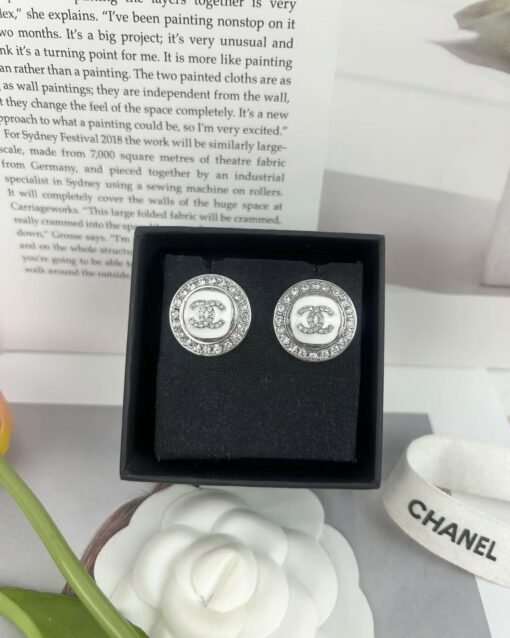 Chanel new style white enamel three-dimensional round diamond inlay
Simple and elegant earrings - 图片 8