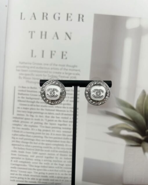 Chanel new style white enamel three-dimensional round diamond inlay
Simple and elegant earrings - 图片 3