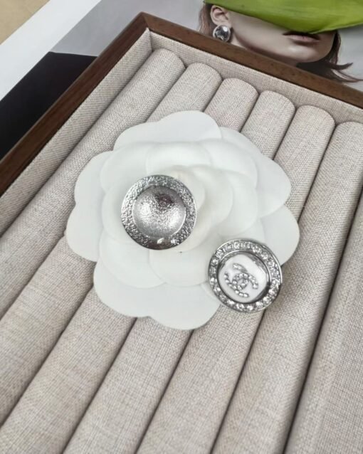 Chanel new style white enamel three-dimensional round diamond inlay
Simple and elegant earrings - 图片 7