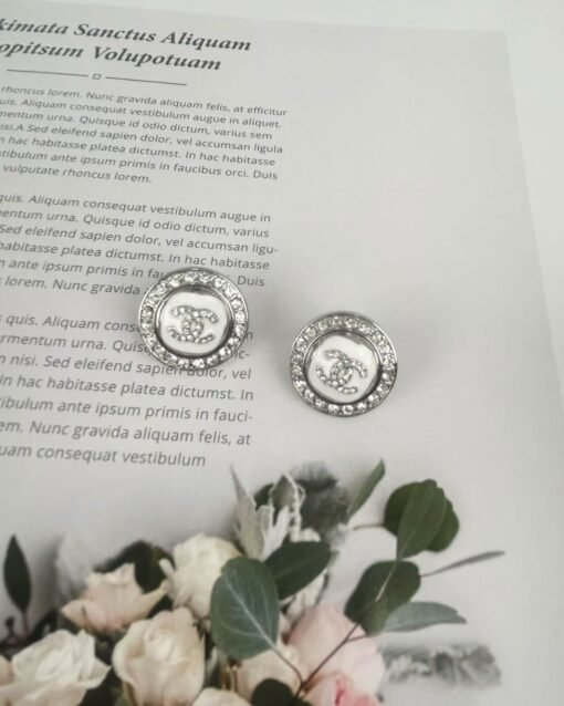 Chanel new style white enamel three-dimensional round diamond inlay
Simple and elegant earrings - 图片 5