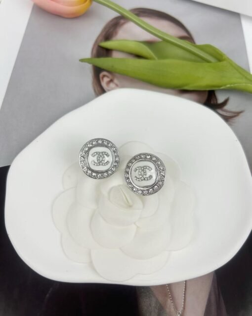 Chanel new style white enamel three-dimensional round diamond inlay
Simple and elegant earrings - 图片 6