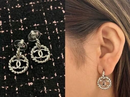 Chanel new style twisted circle ear hook style fashionable earrings
Two colors: gold and silver