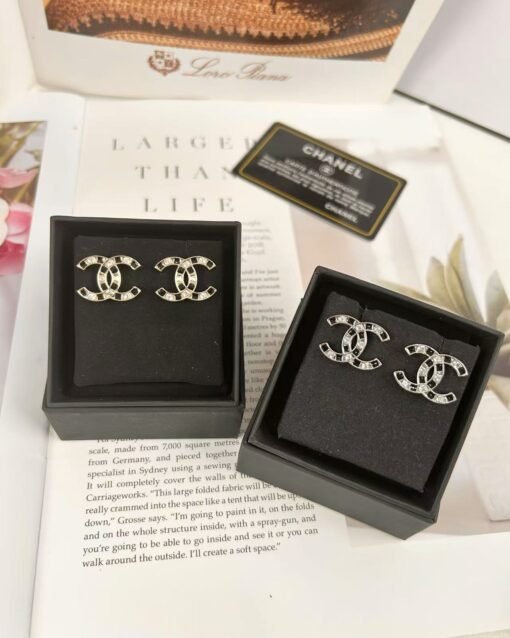 Chanel new style black oil-drop square diamond classic earrings
Gold Silver (two colors available)