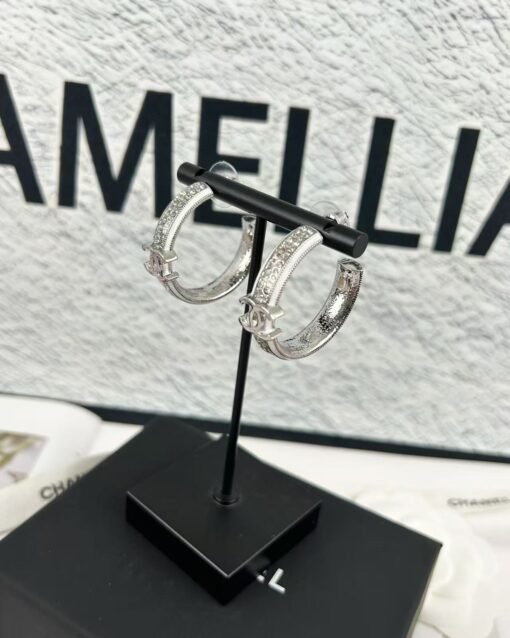 Chanel new high-end silver circle full diamond sequin earrings ear hooks