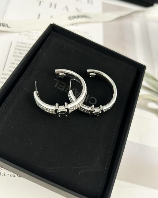Chanel new high-end silver circle full diamond sequin earrings ear hooks - Image 3