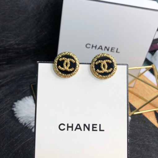 Xiaoxiang, hot retro, medieval style lava earrings
Real gold electroplating, brass material, long-lasting color