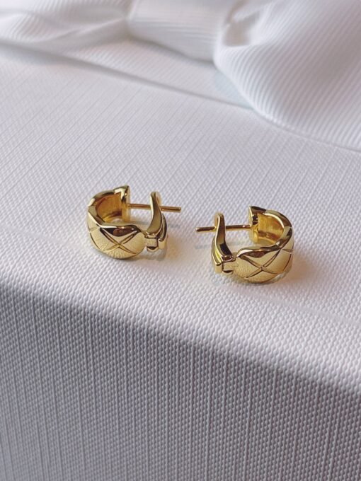 olesale price 85
The diamond design of coco crush is simple and high-end, with good earrings and great matching clothes. The perfectly velocity ear clip is very comfortable and does not fall off easily. It is a super convenient way to wear it.
The coco crush that makes people infinitely popular. There are coco fans who have bought our ring. If you buy the first one, you can continue to buy the second one. Hahaha, the ZP mold is unanimously opened.
Clear patterned horn texture, 360-degree grinding process without dead corners - Image 2