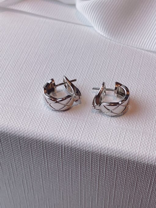 olesale price 85
The diamond design of coco crush is simple and high-end, with good earrings and great matching clothes. The perfectly velocity ear clip is very comfortable and does not fall off easily. It is a super convenient way to wear it.
The coco crush that makes people infinitely popular. There are coco fans who have bought our ring. If you buy the first one, you can continue to buy the second one. Hahaha, the ZP mold is unanimously opened.
Clear patterned horn texture, 360-degree grinding process without dead corners