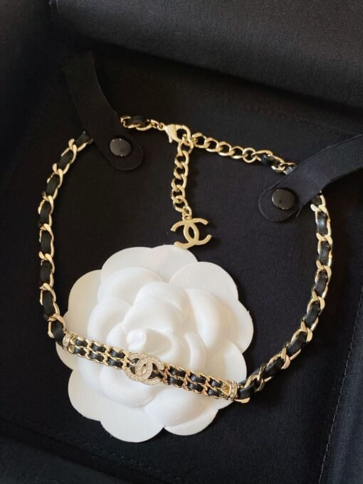 3Chanel  double-row leather choker necklace】
·Double rows of lambskins are worn with a slight curve, with a full marking
·Crystal diamond inlay cc
·Hand-polished chains, with multiple sections of glitter

Very recommended, the upper body effect is excellent. Vintage's strong retro style seems to be particularly modern and fashionable. It is worth collecting. It is available in stock in seconds. - Image 2