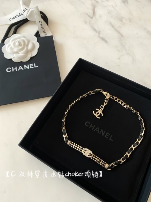 3Chanel  double-row leather choker necklace】
·Double rows of lambskins are worn with a slight curve, with a full marking
·Crystal diamond inlay cc
·Hand-polished chains, with multiple sections of glitter

Very recommended, the upper body effect is excellent. Vintage's strong retro style seems to be particularly modern and fashionable. It is worth collecting. It is available in stock in seconds.