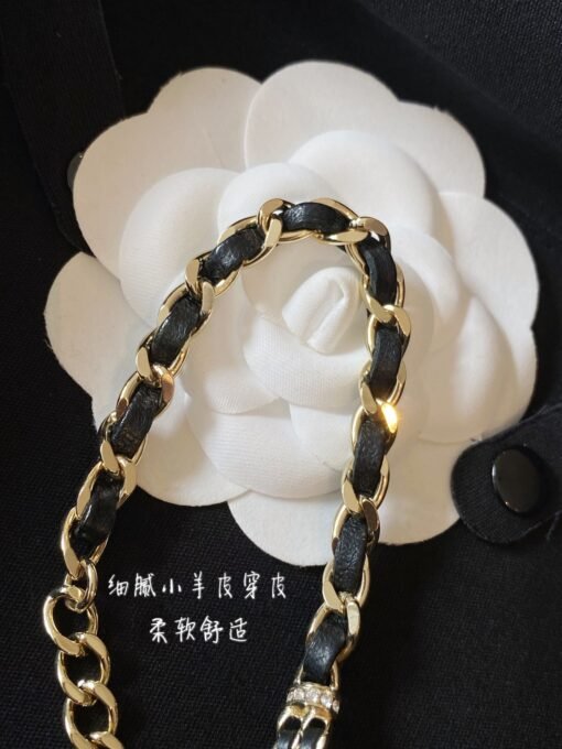 3Chanel  double-row leather choker necklace】
·Double rows of lambskins are worn with a slight curve, with a full marking
·Crystal diamond inlay cc
·Hand-polished chains, with multiple sections of glitter

Very recommended, the upper body effect is excellent. Vintage's strong retro style seems to be particularly modern and fashionable. It is worth collecting. It is available in stock in seconds. - Image 4
