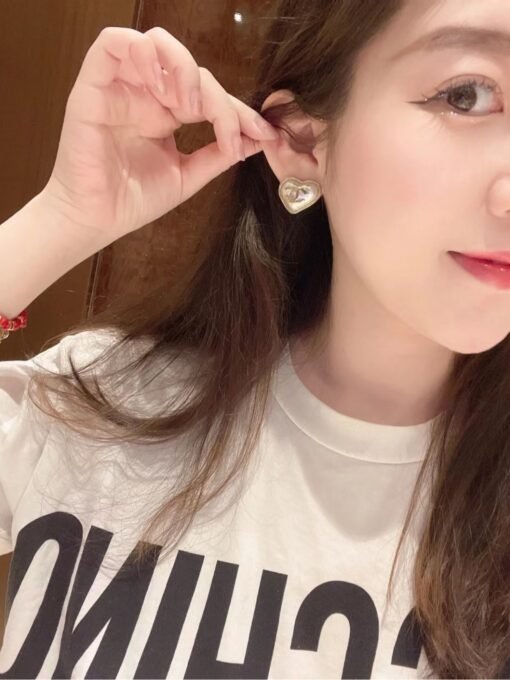 Chanel  gold-edged natural mother peach heart earrings - Image 5