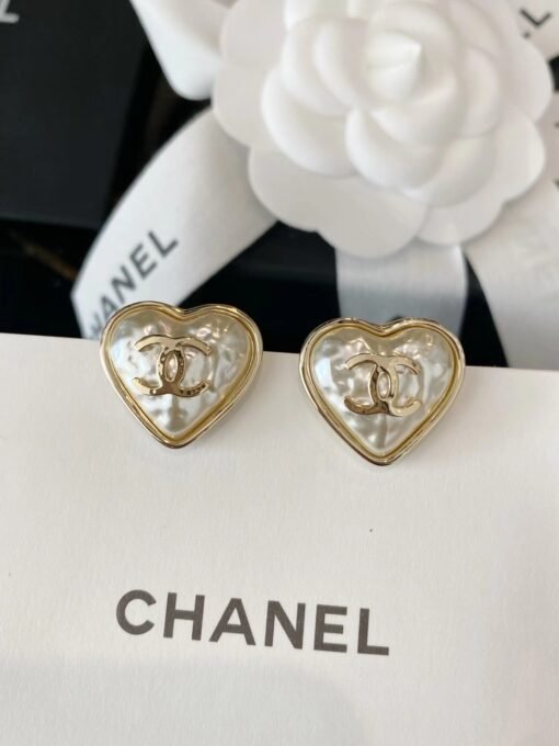 Chanel  gold-edged natural mother peach heart earrings - Image 3