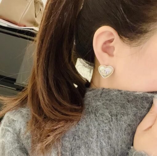 Chanel  gold-edged natural mother peach heart earrings - Image 6