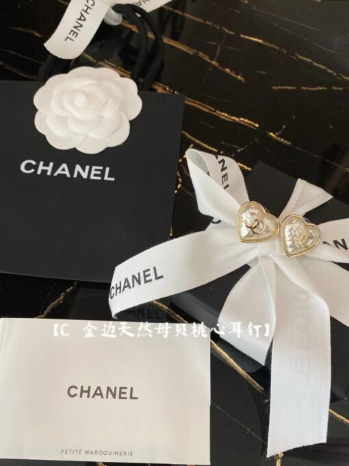 Chanel  gold-edged natural mother peach heart earrings