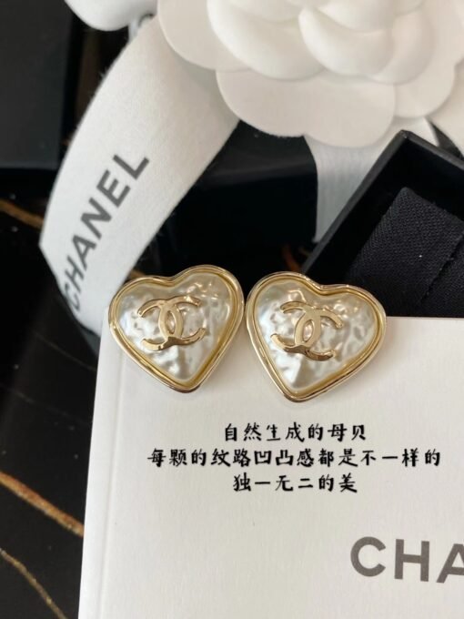 Chanel  gold-edged natural mother peach heart earrings - Image 4