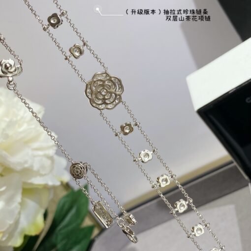 w version can be pulled later
Chanel Double Camellia Necklace
No woman can resist this charm, right? It's too difficult to produce layer by layer! A skilled master can't do much in a day. The flowers are three-dimensional and vivid, and the blooming figure is very perfect. [Seduction][Seduction] embellish the shape, exuding a confident and soft light in every move, perfectly interpreting the youthful vitality and elegant and extraordinary fashion style! - 图片 7