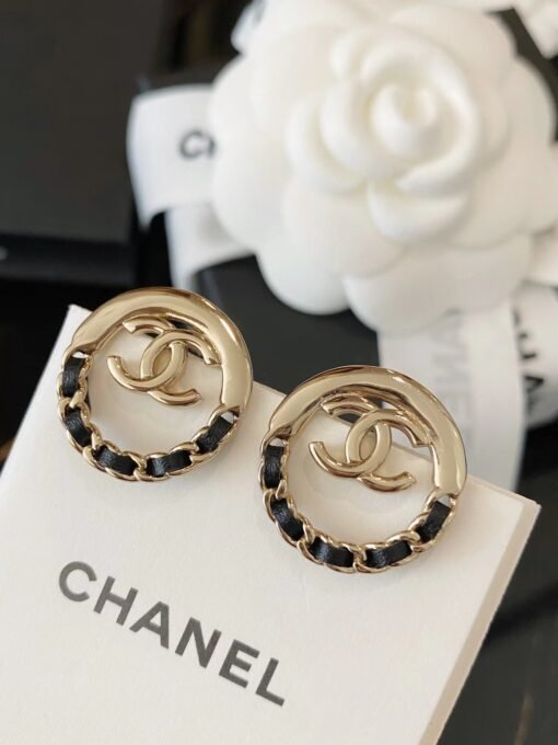 3Chanel  glossy patchwork leather circle hollow earrings
·Half glossy and half worn leather, very beautiful design
·Small size hand-sewn leather, very exquisite craftsmanship
The upper ears are so beautiful and special. The metallic design is designed with leather, a moderate size, and an eye-catching rate of 100%. It is versatile in daily life and can be used in all occasions! How good it is, the treasures can see the picture themselves - Image 3
