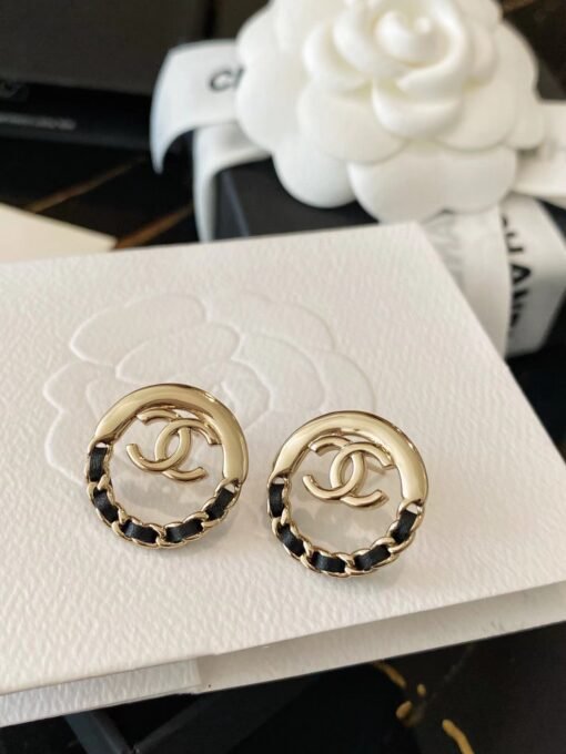 3Chanel  glossy patchwork leather circle hollow earrings
·Half glossy and half worn leather, very beautiful design
·Small size hand-sewn leather, very exquisite craftsmanship
The upper ears are so beautiful and special. The metallic design is designed with leather, a moderate size, and an eye-catching rate of 100%. It is versatile in daily life and can be used in all occasions! How good it is, the treasures can see the picture themselves - Image 2