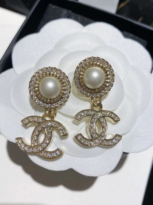 Chanel  large pearl diamond ring cc earrings
details - Image 3