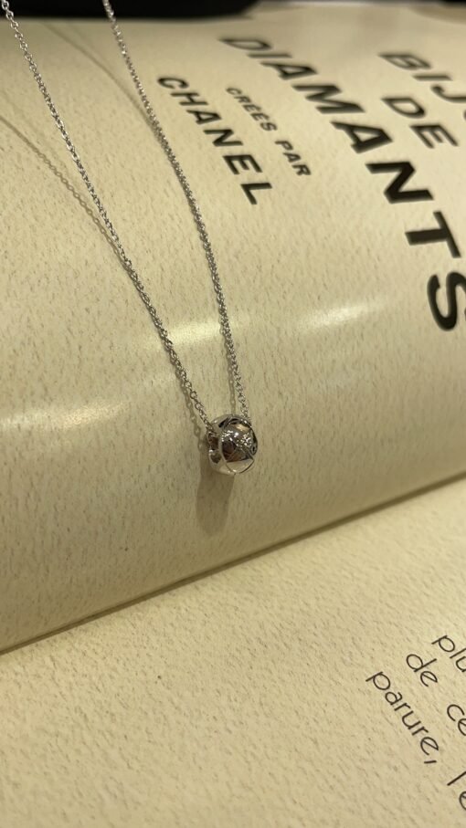 Platinum
 High-end jewelry series
New platinum coco crush diamond-shaped round bean necklace