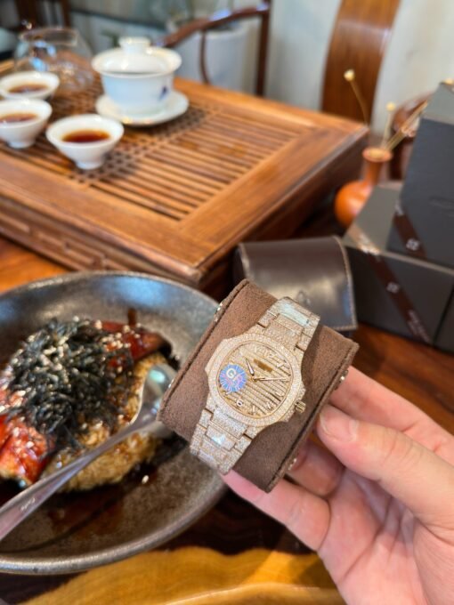 Patek Philippe 7118 Women's Nautilus Limited - Image 4