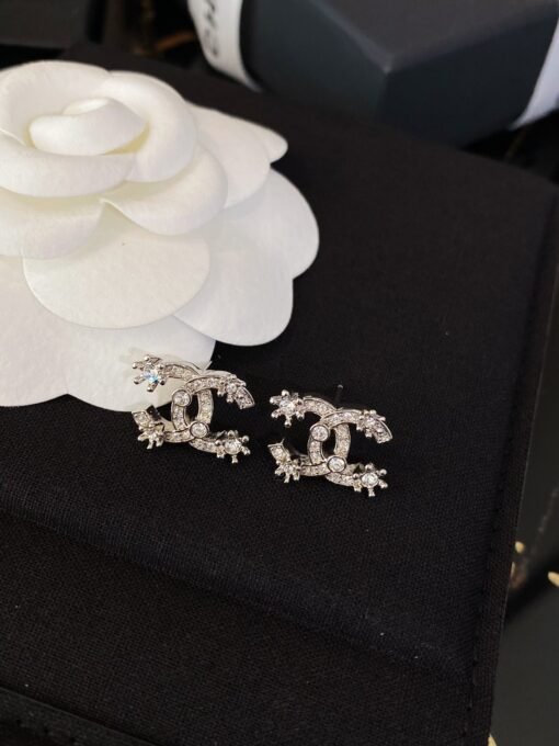 Chanel  Diamond six-claw snowflake three-dimensional full diamond double C stud earrings - Image 3
