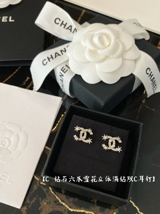 Chanel  Diamond six-claw snowflake three-dimensional full diamond double C stud earrings - Image 2