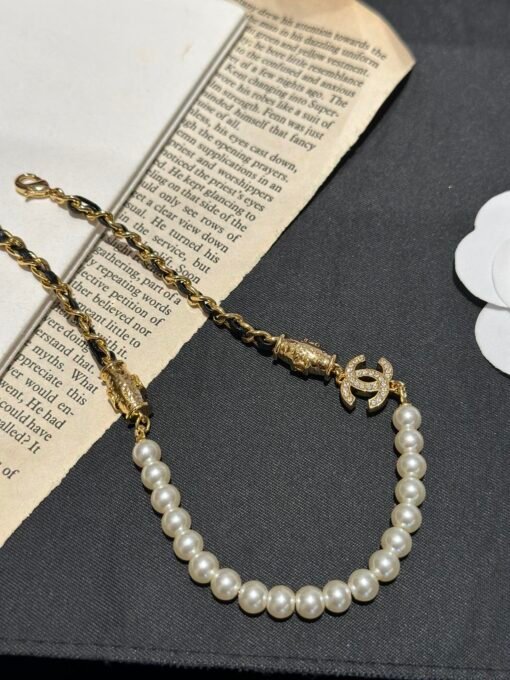 Chanel
Chanel pearl chain double C necklace
New leather double C full diamond sweet and cool collarbone chain - Image 6