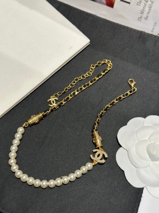 Chanel
Chanel pearl chain double C necklace
New leather double C full diamond sweet and cool collarbone chain - Image 7
