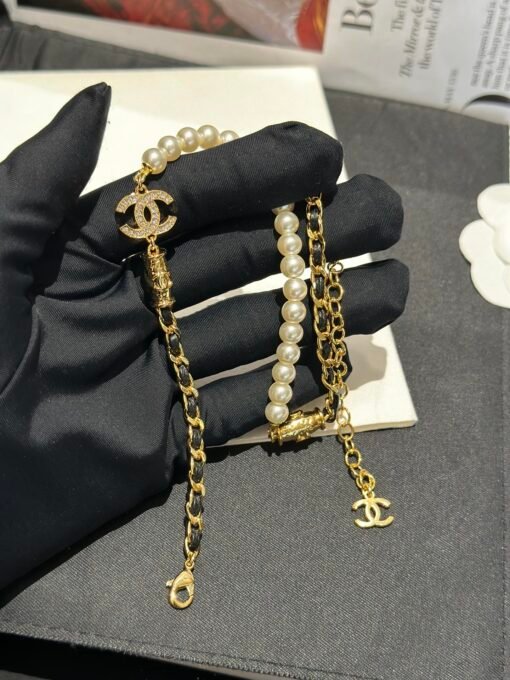Chanel
Chanel pearl chain double C necklace
New leather double C full diamond sweet and cool collarbone chain - Image 2