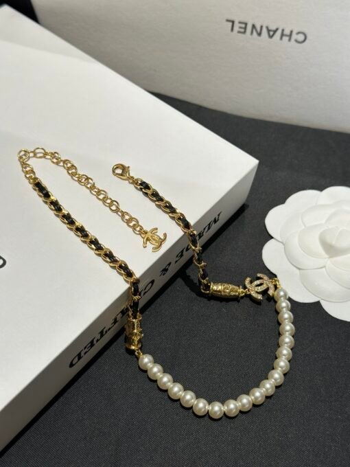 Chanel
Chanel pearl chain double C necklace
New leather double C full diamond sweet and cool collarbone chain - Image 3
