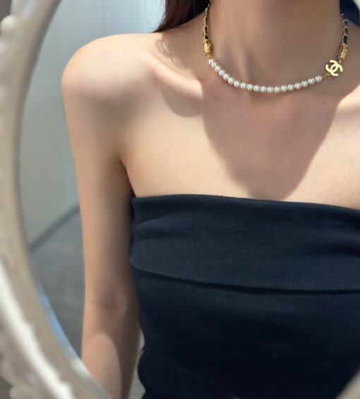 Chanel
Chanel pearl chain double C necklace
New leather double C full diamond sweet and cool collarbone chain