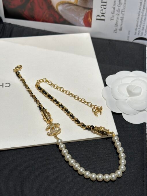 Chanel
Chanel pearl chain double C necklace
New leather double C full diamond sweet and cool collarbone chain - Image 9