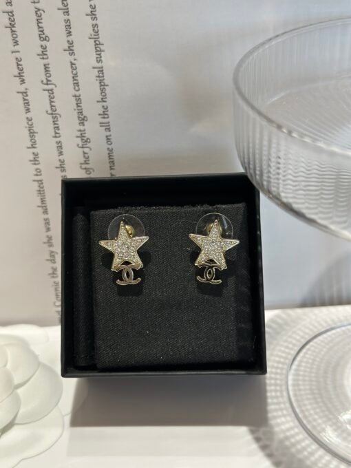 Chanel～～
Double C five-pointed star full diamond earrings
Simple and high-end - 图片 2