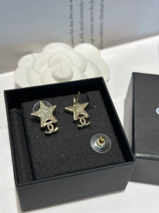 Chanel～～
Double C five-pointed star full diamond earrings
Simple and high-end - 图片 3