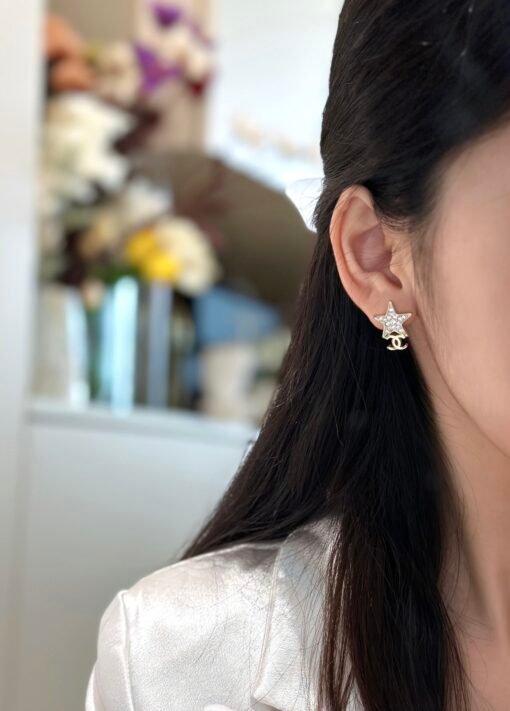 Chanel～～
Double C five-pointed star full diamond earrings
Simple and high-end