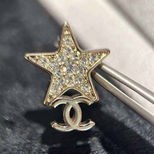 Chanel～～
Double C five-pointed star full diamond earrings
Simple and high-end - 图片 6